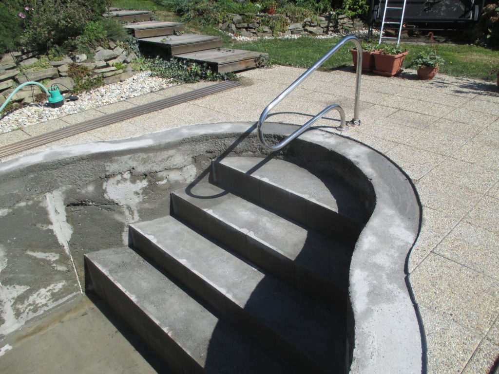Nové schodiště od bazénu 